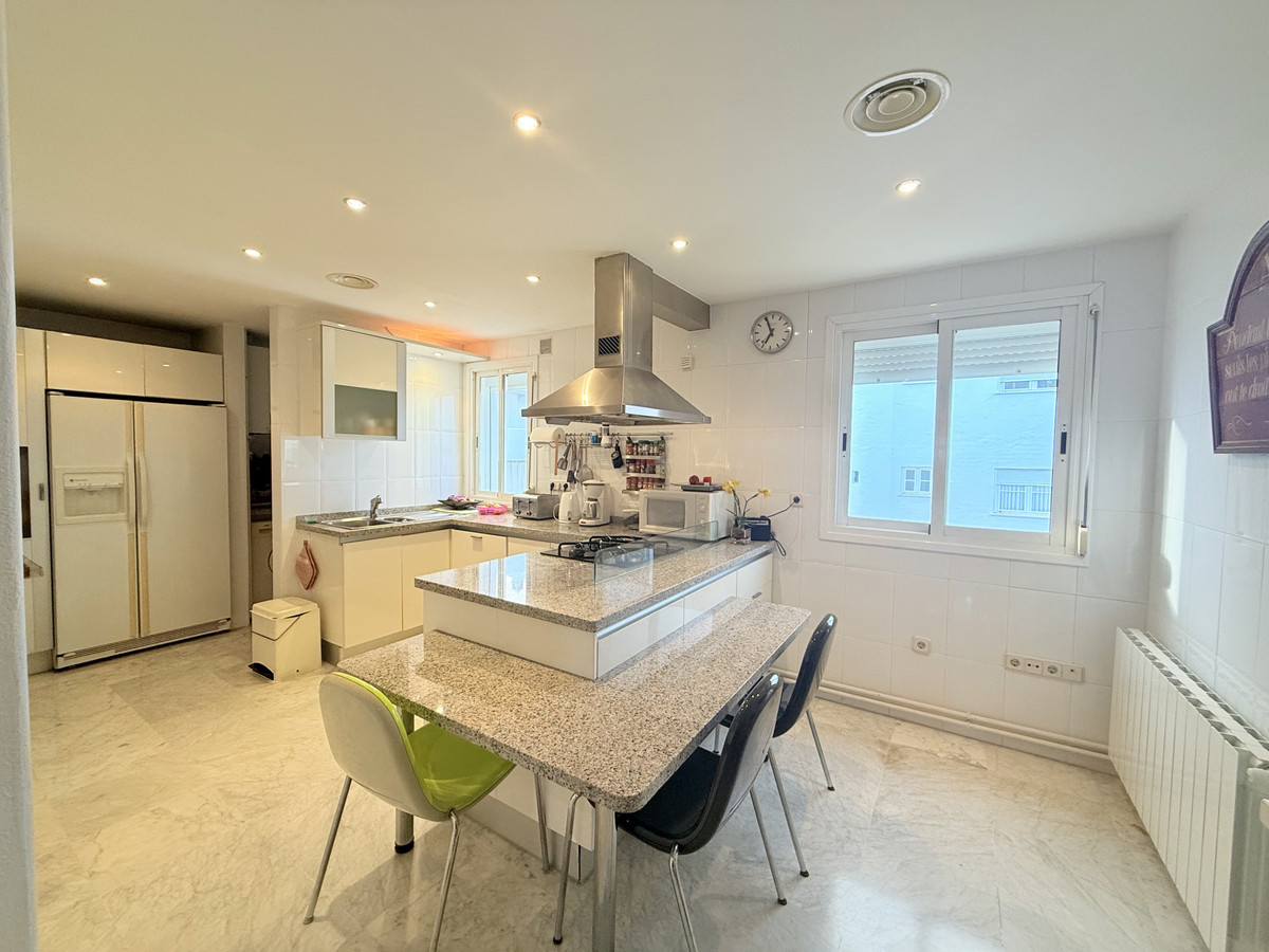 4 Bed Apartment for sale in The Golden Mile Costa Del Sol, Málaga, Spain