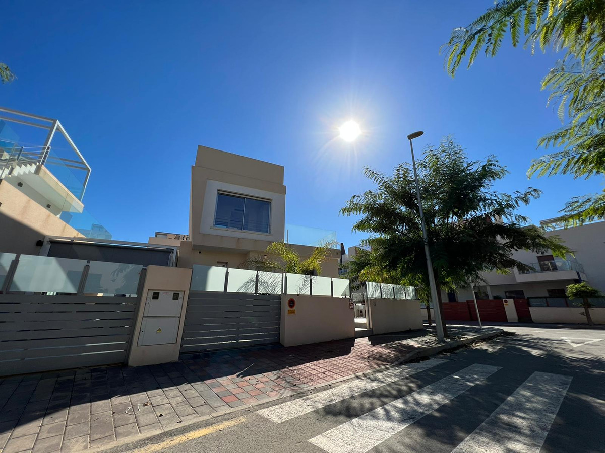 Se vende Villa - Chalet de 3 dormitorios en Costa Blanca, Alicante, España