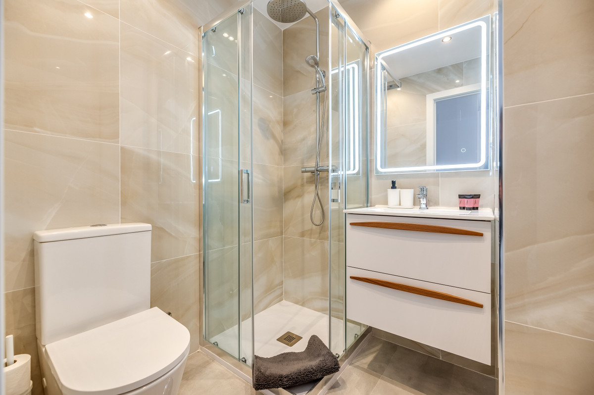 Se vende Apartamento Planta Media de 5 dormitorios en Costa Del Sol, Málaga, España