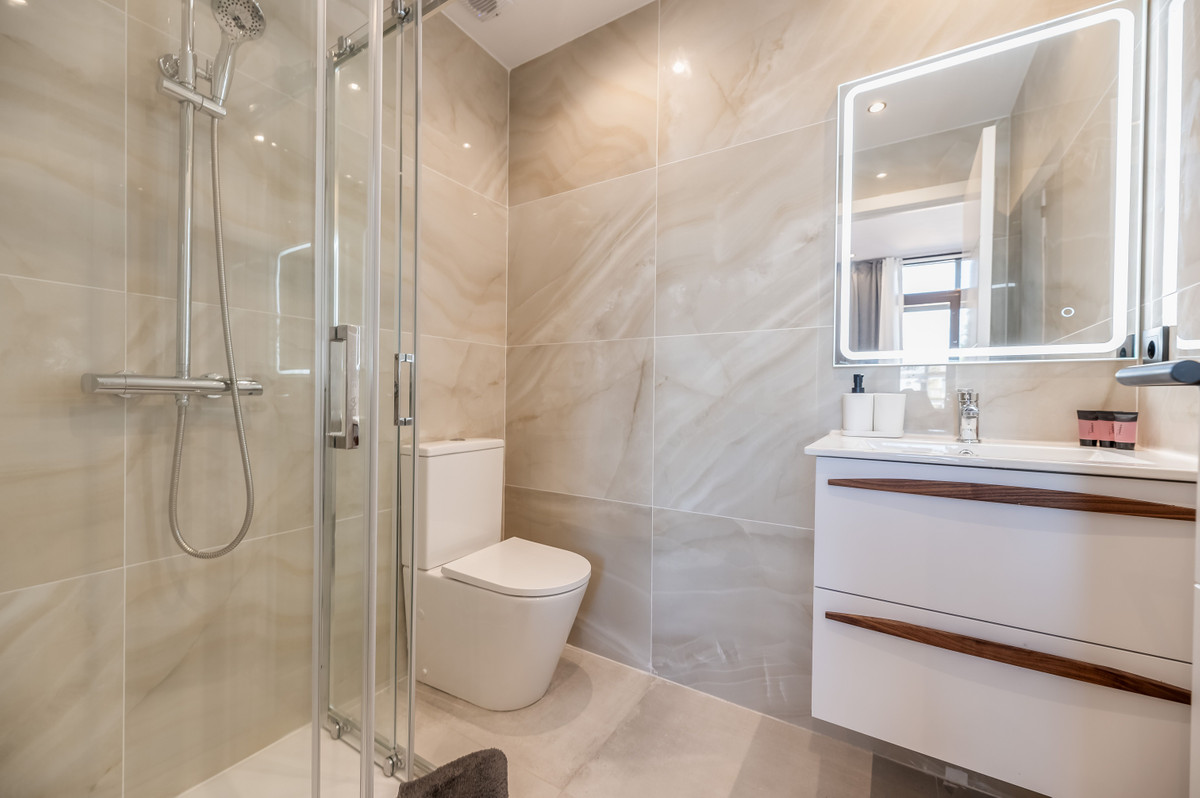 Se vende Apartamento Planta Media de 5 dormitorios en Costa Del Sol, Málaga, España