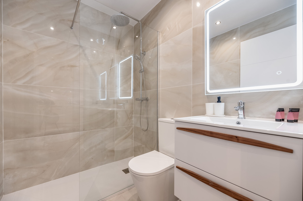 Se vende Apartamento Planta Media de 5 dormitorios en Costa Del Sol, Málaga, España