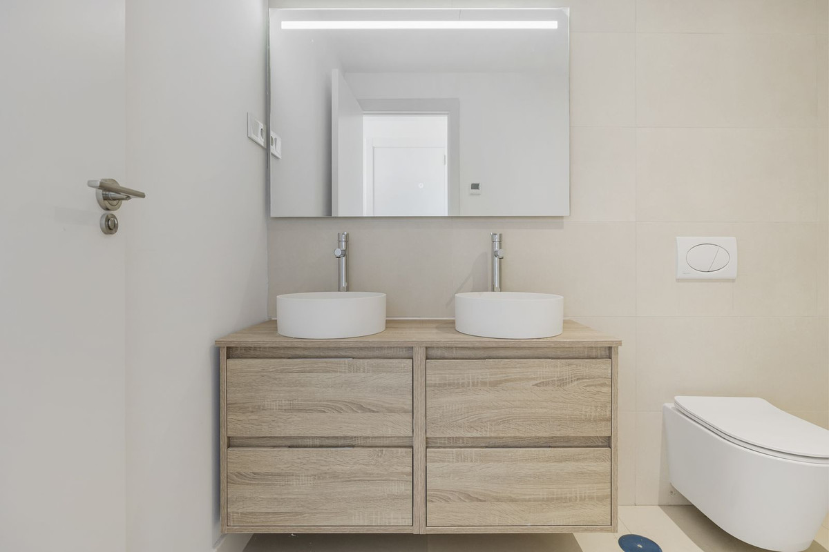 2 Bed Apartment for sale in Fuengirola Costa Del Sol, Málaga, Spain