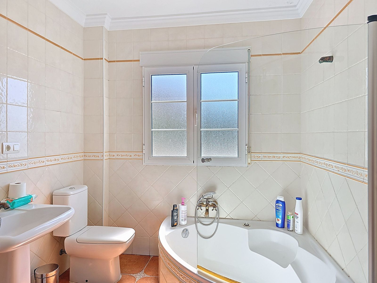 Se vende Villa - Chalet de 4 dormitorios en Costa Del Sol East, Málaga, España
