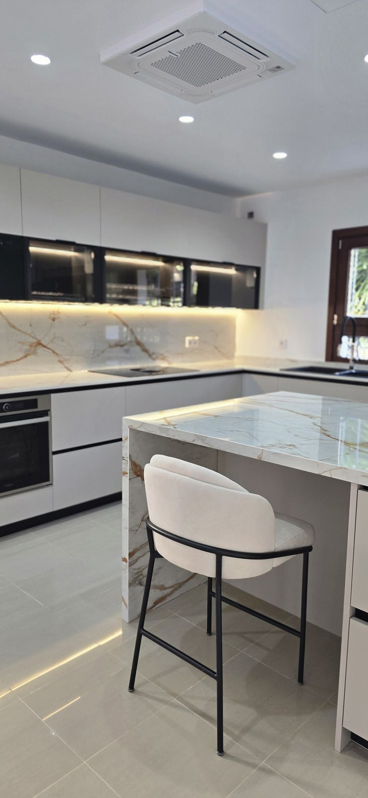 6 Bed Townhouse for sale in The Golden Mile Costa Del Sol, Málaga, Spain