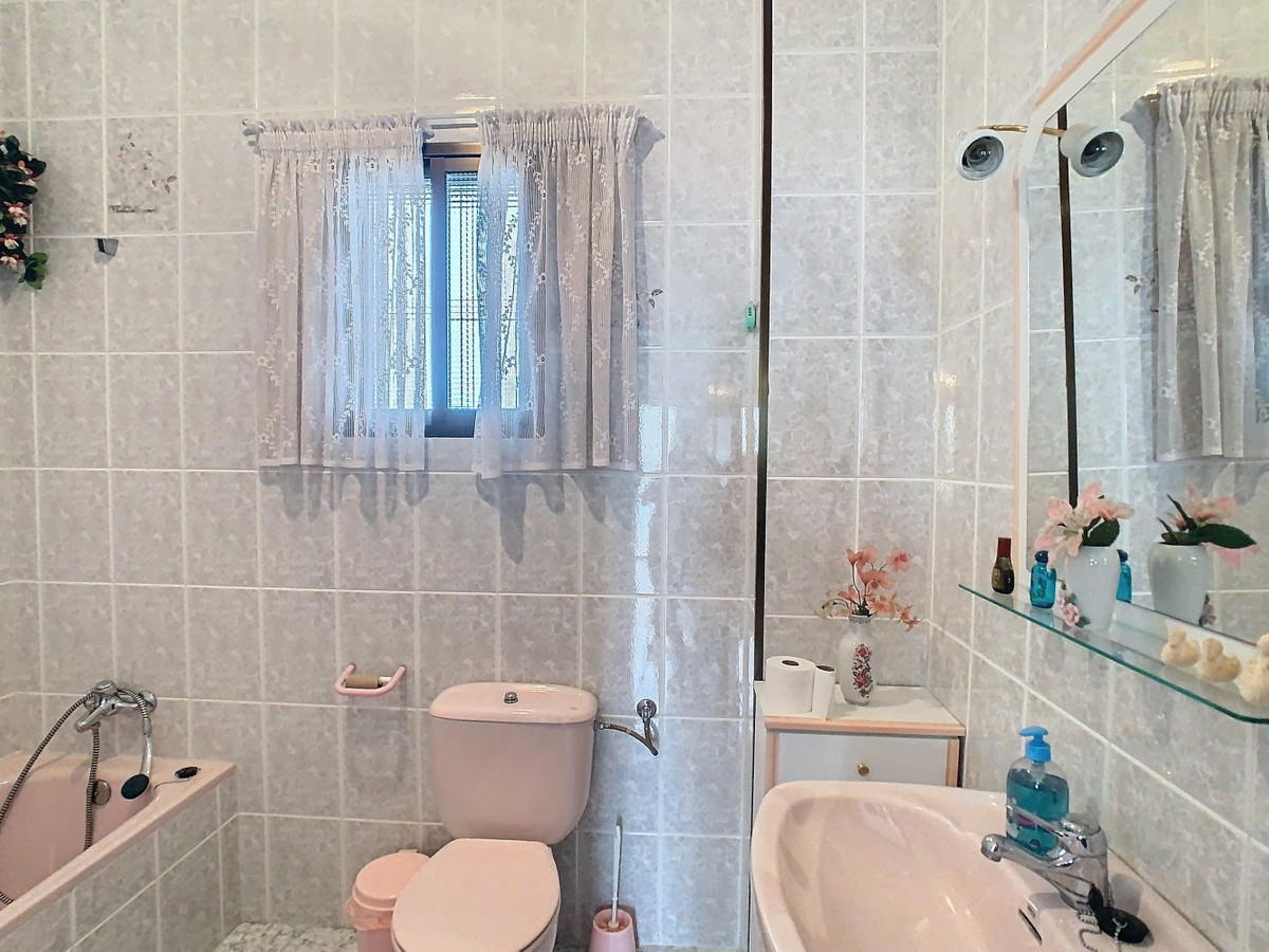 Se vende Pareada de 5 dormitorios en Costa Del Sol East, Málaga, España