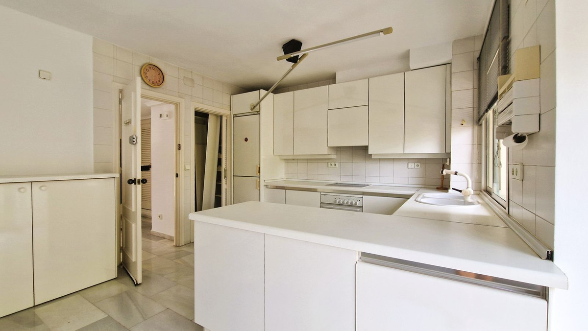 4 Bed Apartment for sale in Marbella Costa Del Sol, Málaga, Spain