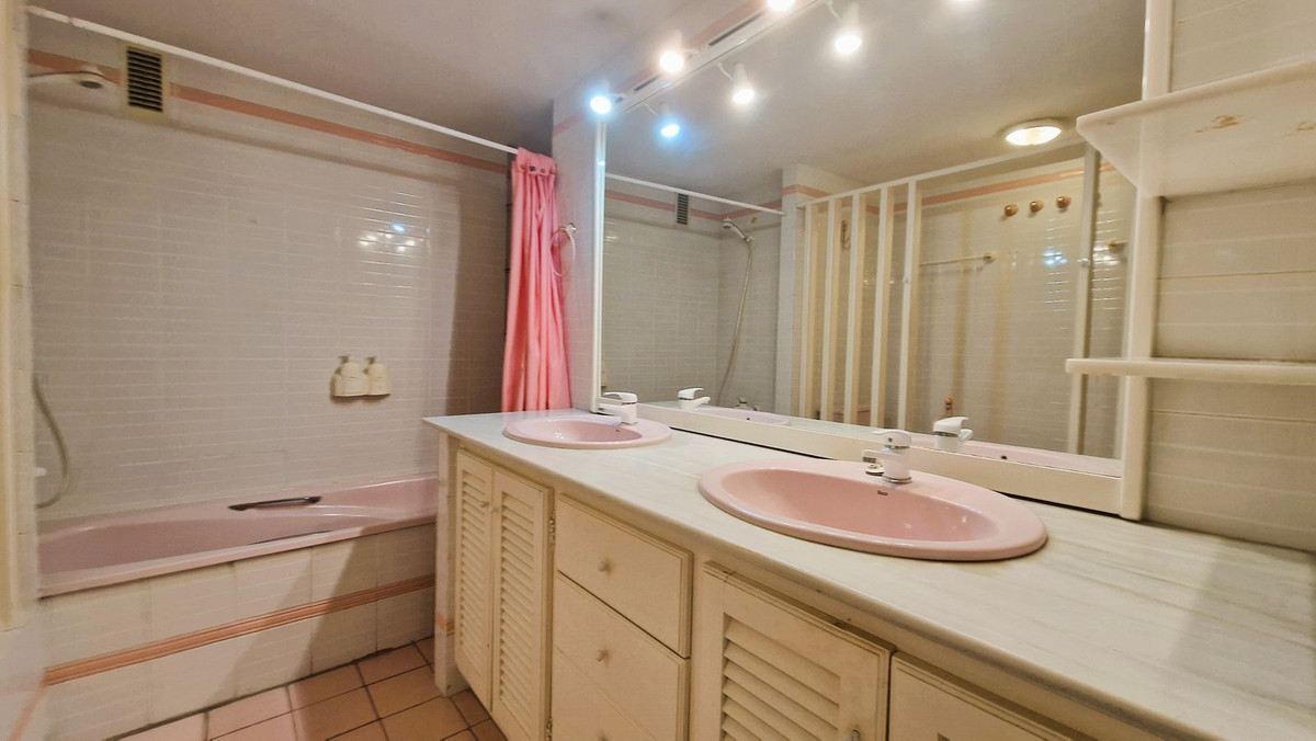4 Bed Apartment for sale in Marbella Costa Del Sol, Málaga, Spain