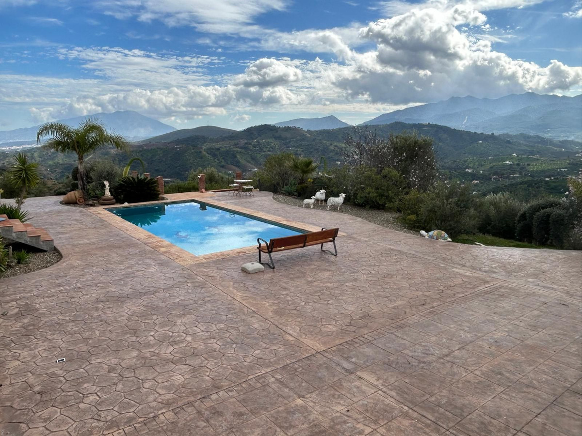 4 Bed Townhouse for sale in Guaro Costa Del Sol, Málaga, Spain