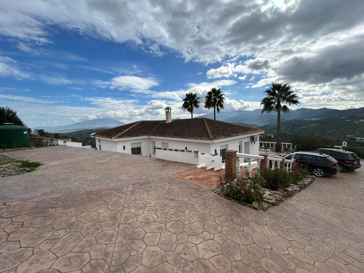 4 Bed Townhouse for sale in Guaro Costa Del Sol, Málaga, Spain