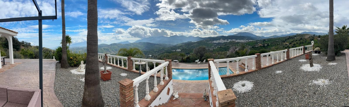 4 Bed Townhouse for sale in Guaro Costa Del Sol, Málaga, Spain