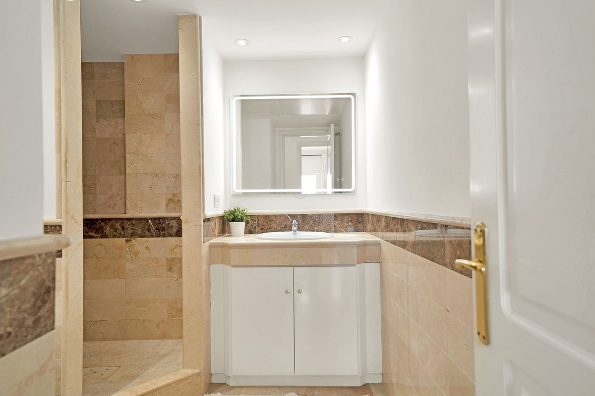 Se vende Apartamento Planta Media de 2 dormitorios en Costa Del Sol, Málaga, España