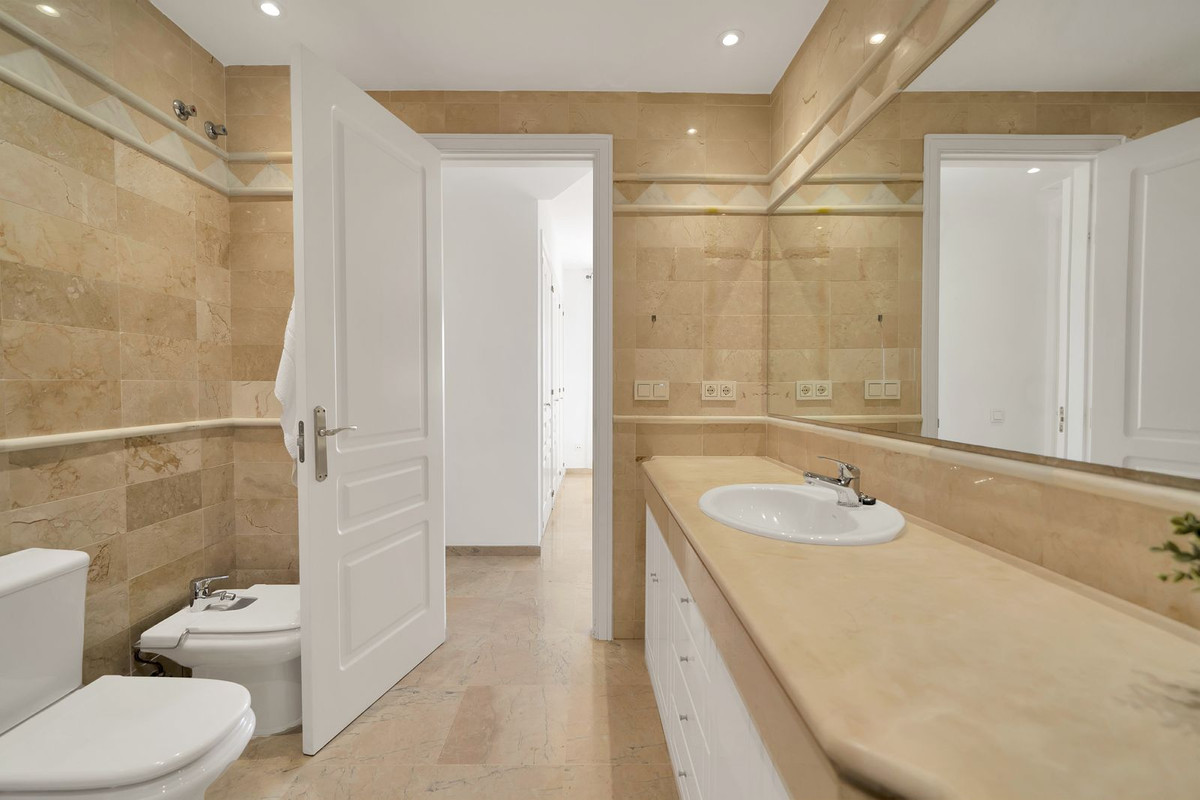 Se vende Apartamento Planta Media de 2 dormitorios en Costa Del Sol, Málaga, España