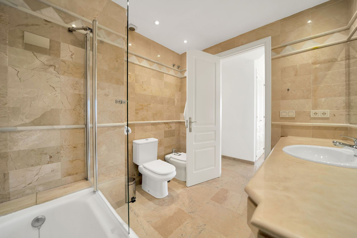 Se vende Apartamento Planta Media de 2 dormitorios en Costa Del Sol, Málaga, España