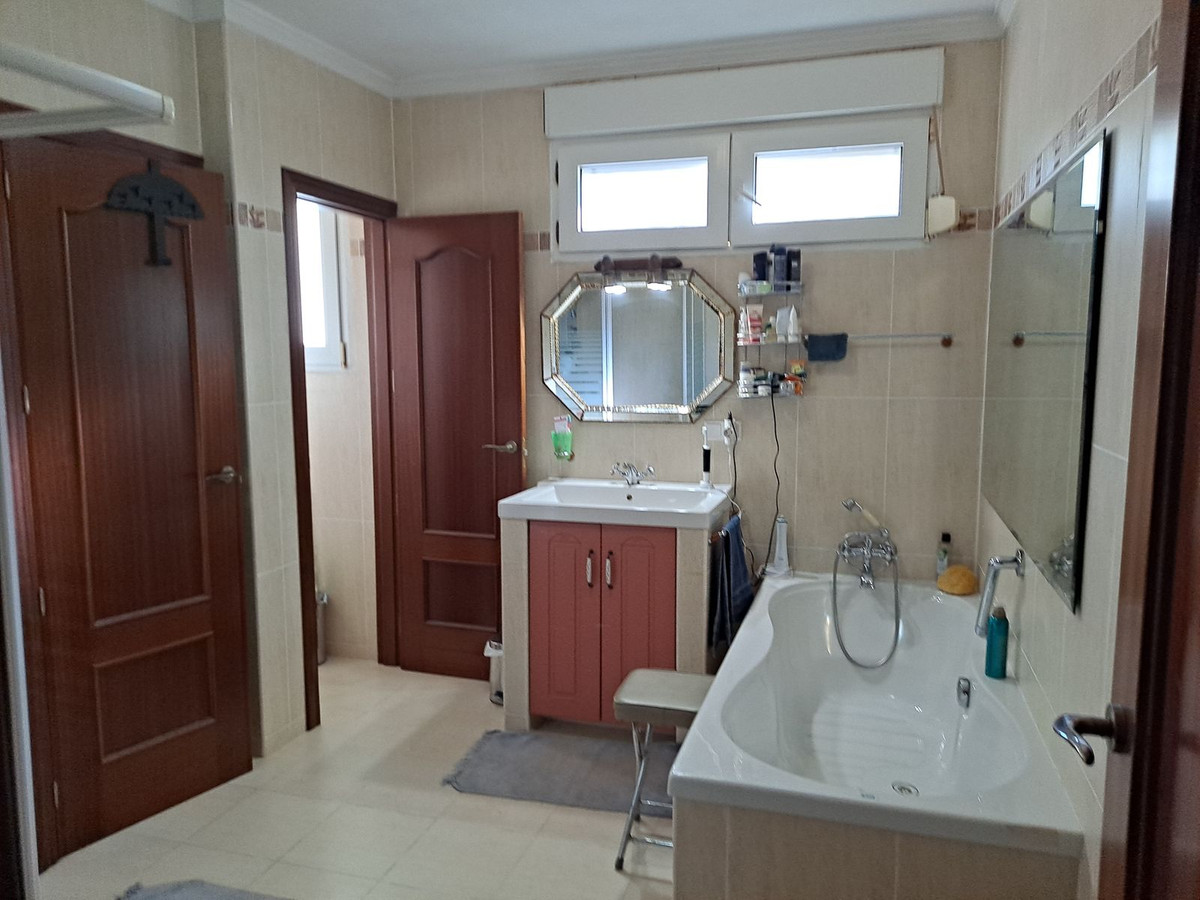 Se vende Villa - Chalet de 6 dormitorios en Costa Del Sol, Málaga, España