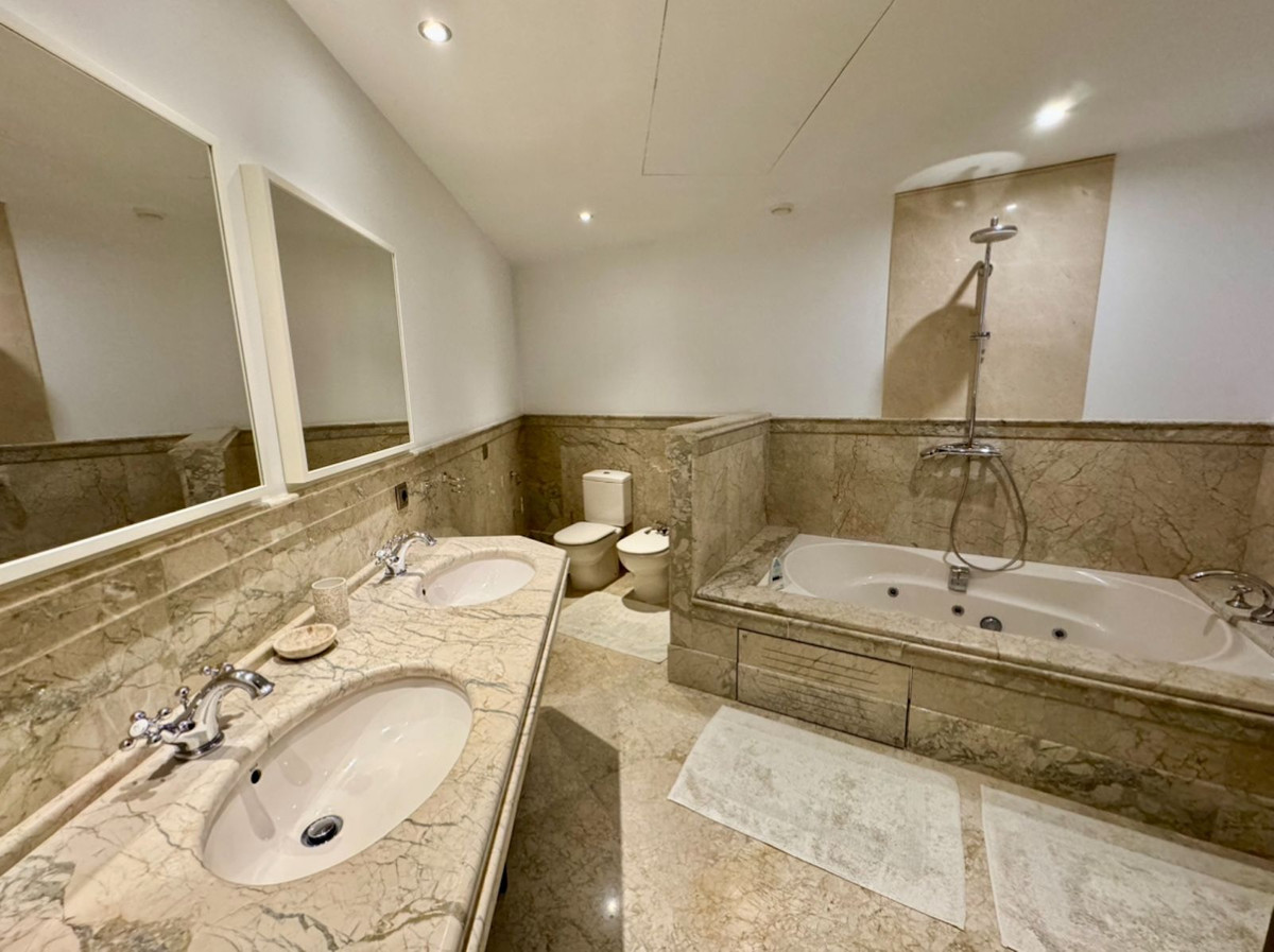 3 Bed Apartment for sale in San Pedro De Alcántara Costa Del Sol, Málaga, Spain