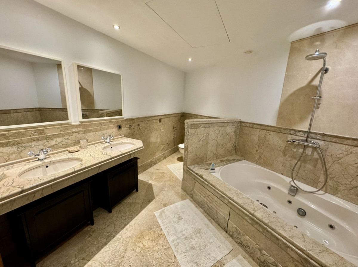 3 Bed Apartment for sale in San Pedro De Alcántara Costa Del Sol, Málaga, Spain