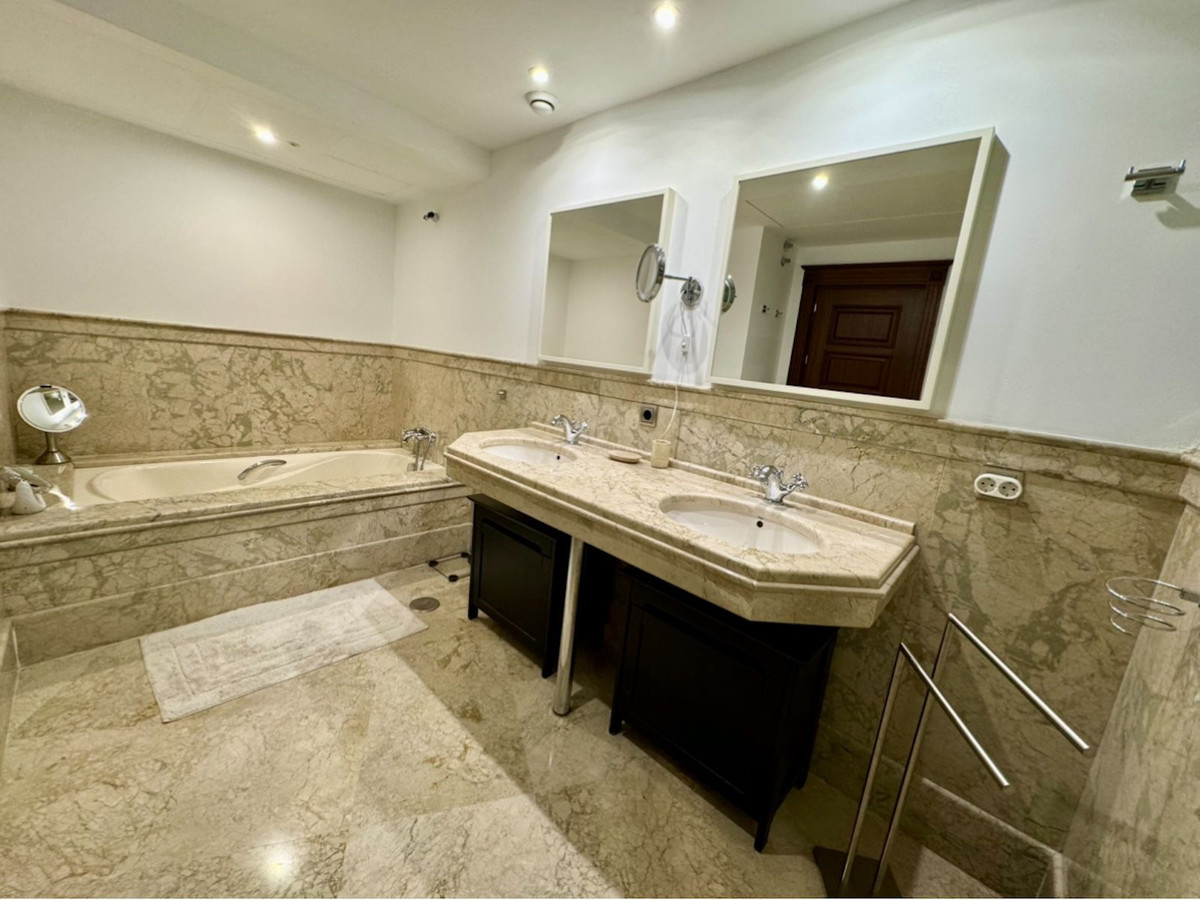 3 Bed Apartment for sale in San Pedro De Alcántara Costa Del Sol, Málaga, Spain