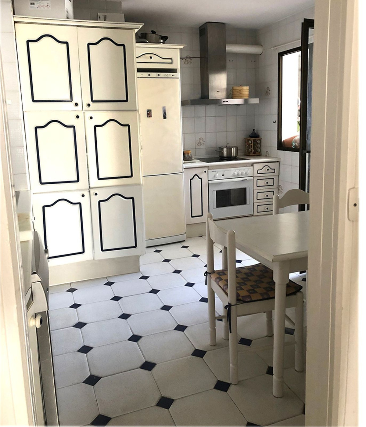 4 Bed Apartment for sale in Estepona Costa Del Sol, Málaga, Spain