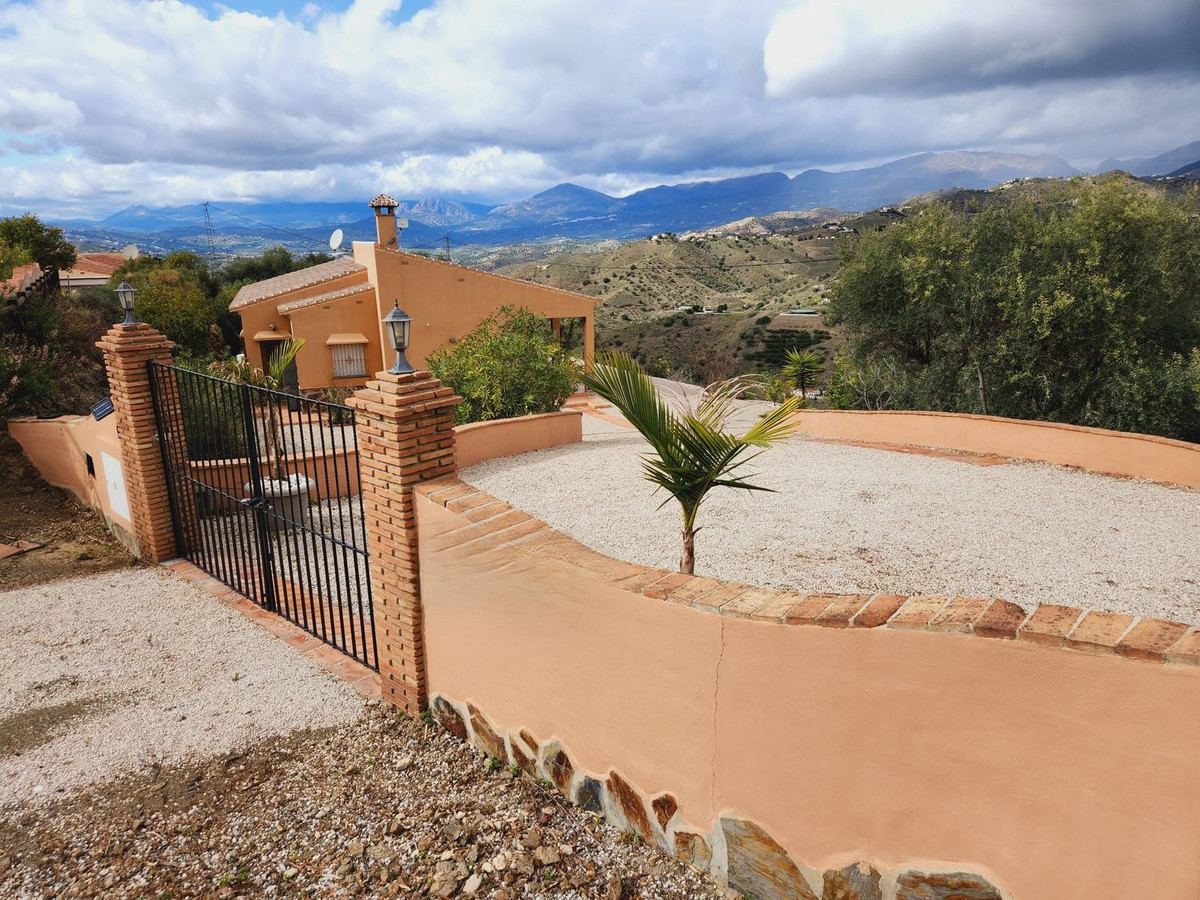 3 Bed Townhouse for sale in Canillas De Aceituno Costa Del Sol East, Málaga, Spain