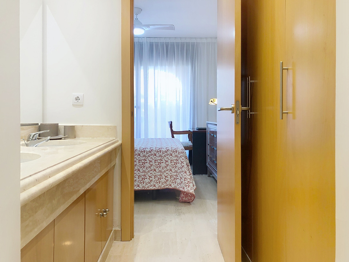 Se vende Apartamento Planta Media de 3 dormitorios en Costa Del Sol, Málaga, España