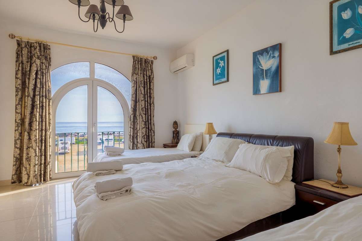 4 Bed Townhouse for sale in Estepona Costa Del Sol, Málaga, Spain