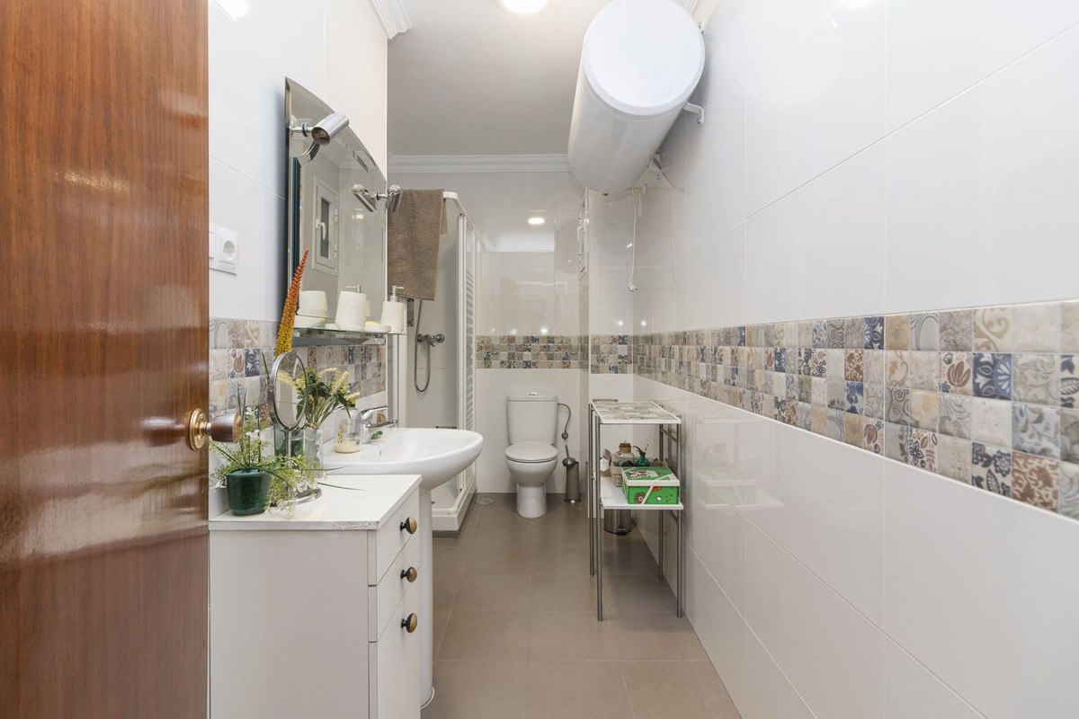 Se vende Apartamento Planta Media de 5 dormitorios en Costa Del Sol, Málaga, España