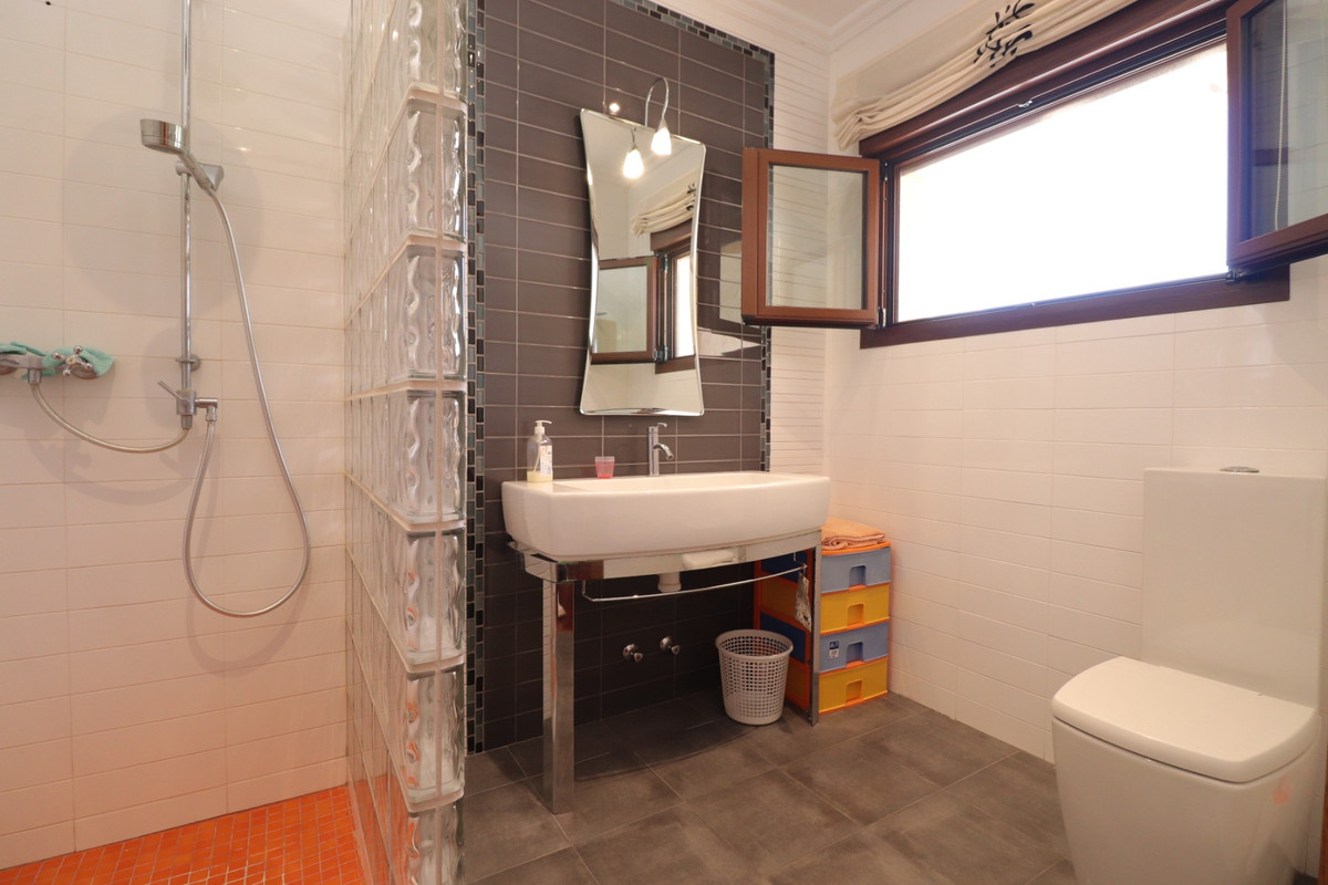 Se vende Villa - Chalet de 6 dormitorios en Costa Blanca, Alicante, España