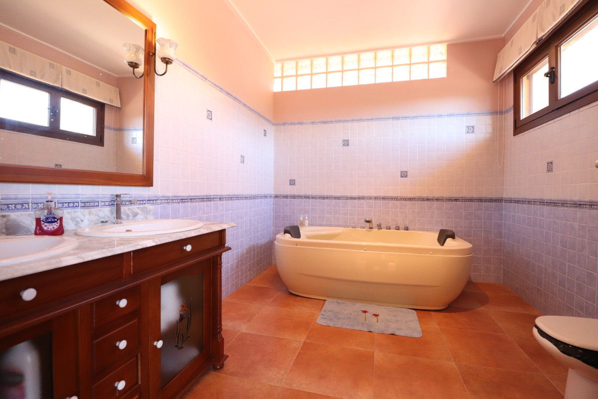 Se vende Villa - Chalet de 6 dormitorios en Costa Blanca, Alicante, España