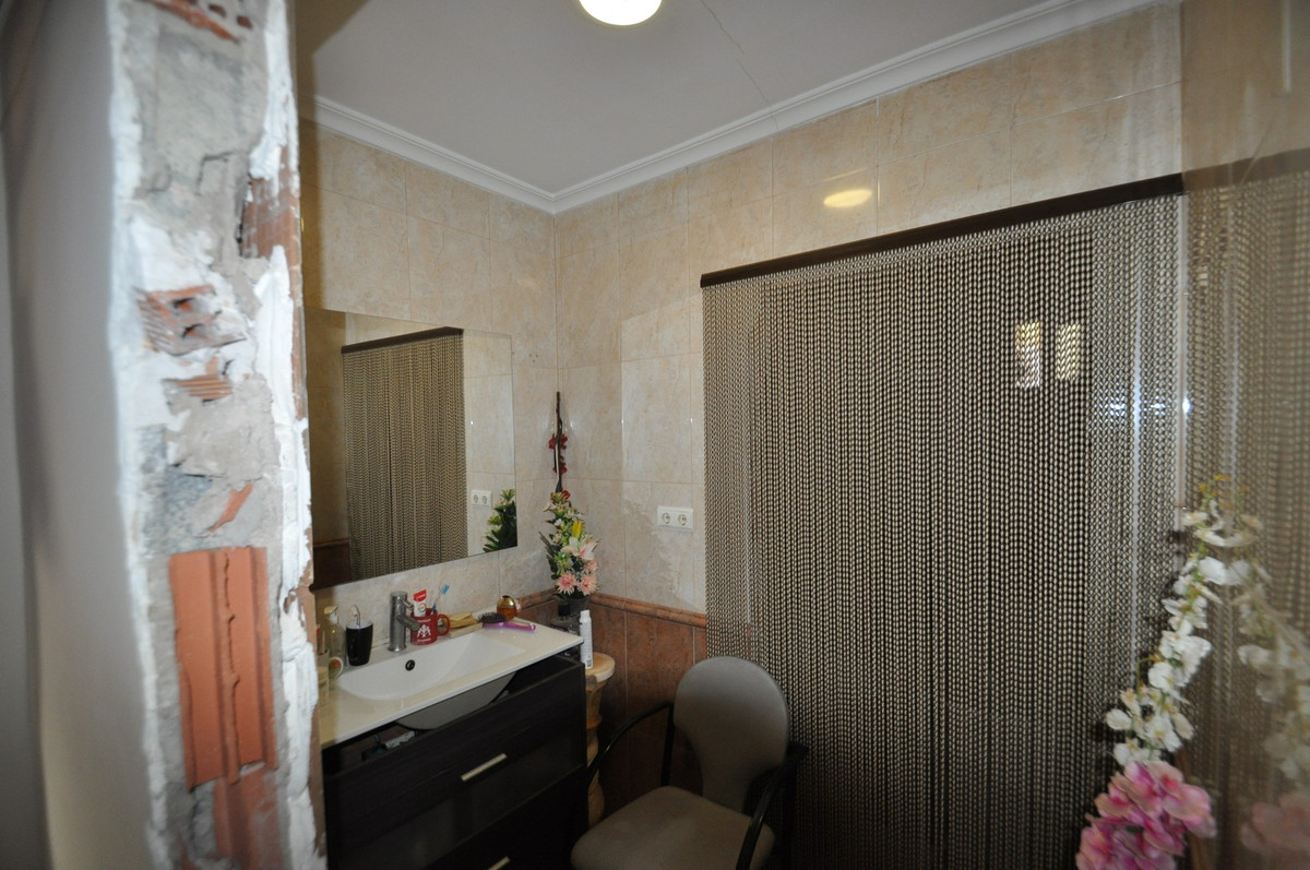5 Bed Townhouse for sale in Aspe Costa Blanca, Alicante, Spain