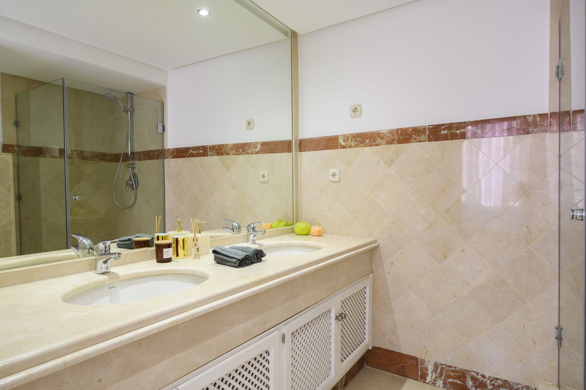 3 Bed Apartment for sale in Estepona Costa Del Sol, Málaga, Spain