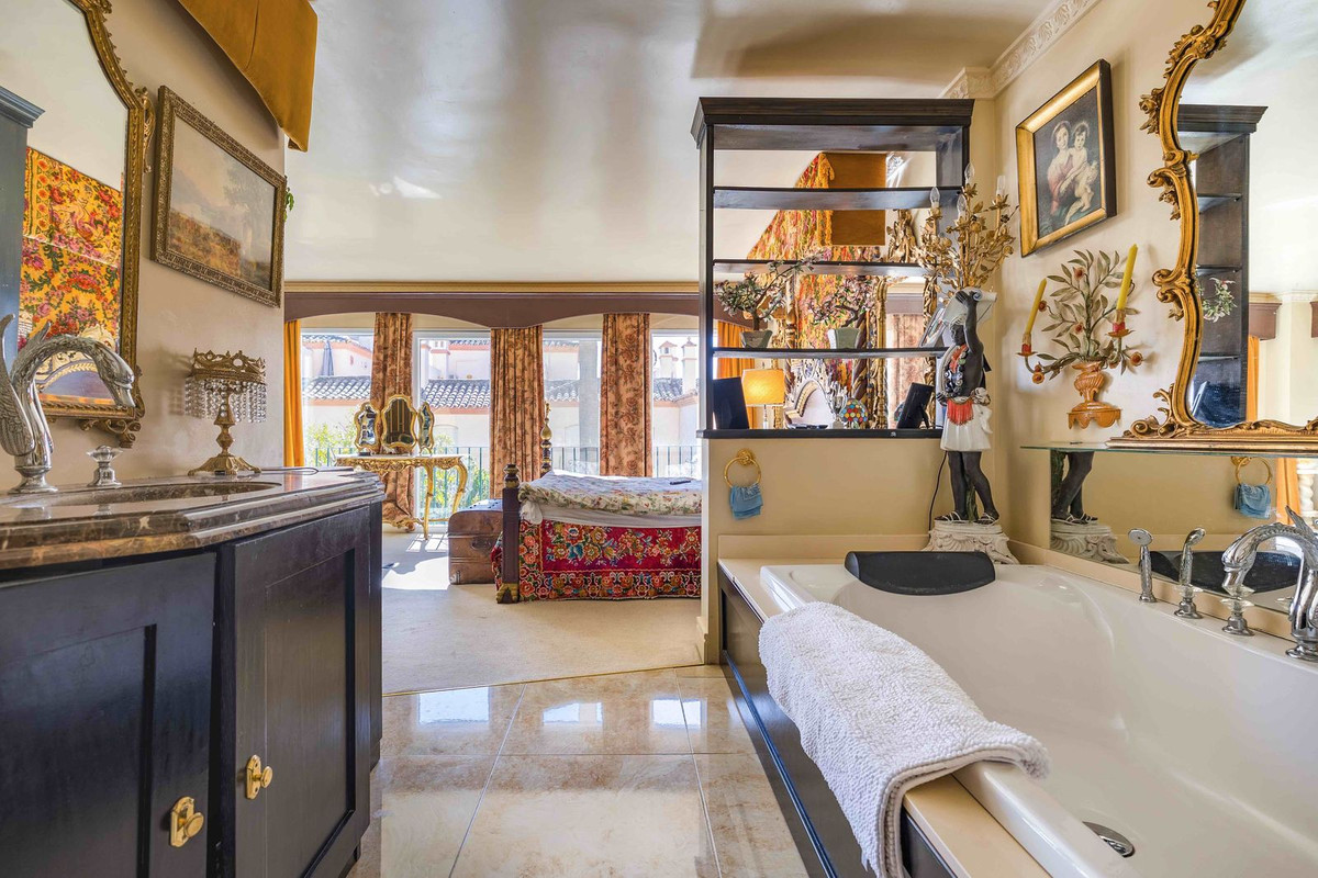 4 Bed Apartment for sale in Estepona Costa Del Sol, Málaga, Spain