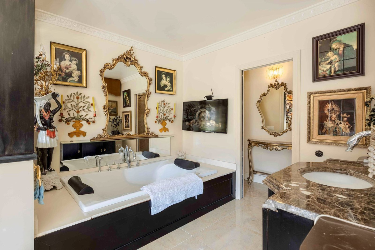 4 Bed Apartment for sale in Estepona Costa Del Sol, Málaga, Spain
