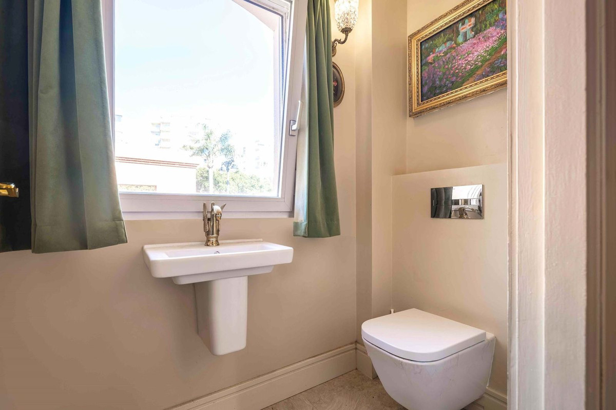 4 Bed Apartment for sale in Estepona Costa Del Sol, Málaga, Spain