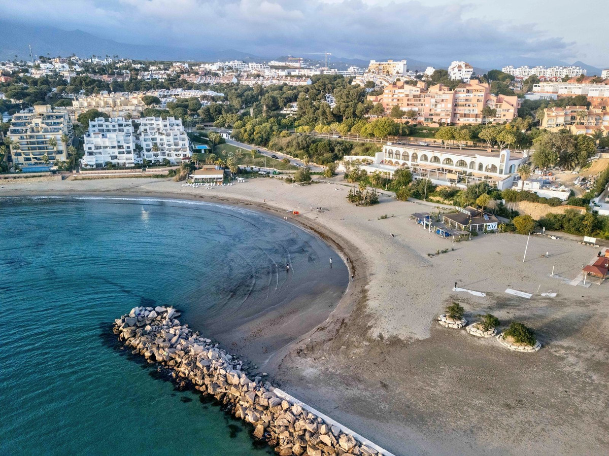 4 Bed Apartment for sale in Estepona Costa Del Sol, Málaga, Spain