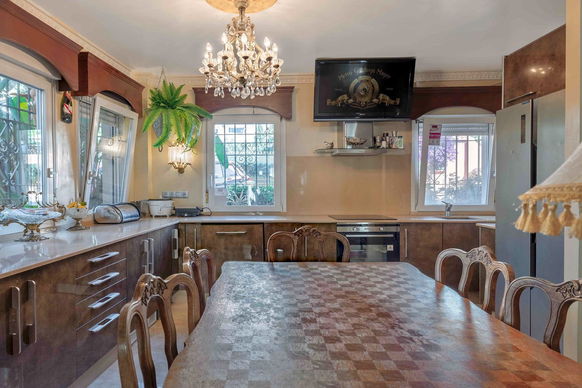 4 Bed Apartment for sale in Estepona Costa Del Sol, Málaga, Spain