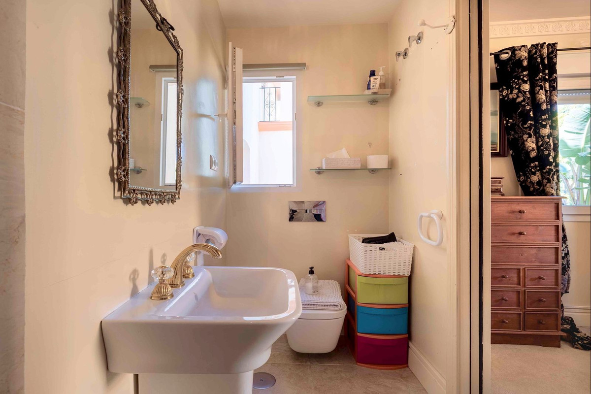 4 Bed Apartment for sale in Estepona Costa Del Sol, Málaga, Spain