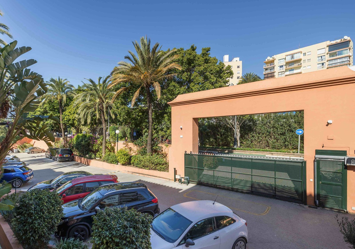 4 Bed Apartment for sale in Estepona Costa Del Sol, Málaga, Spain