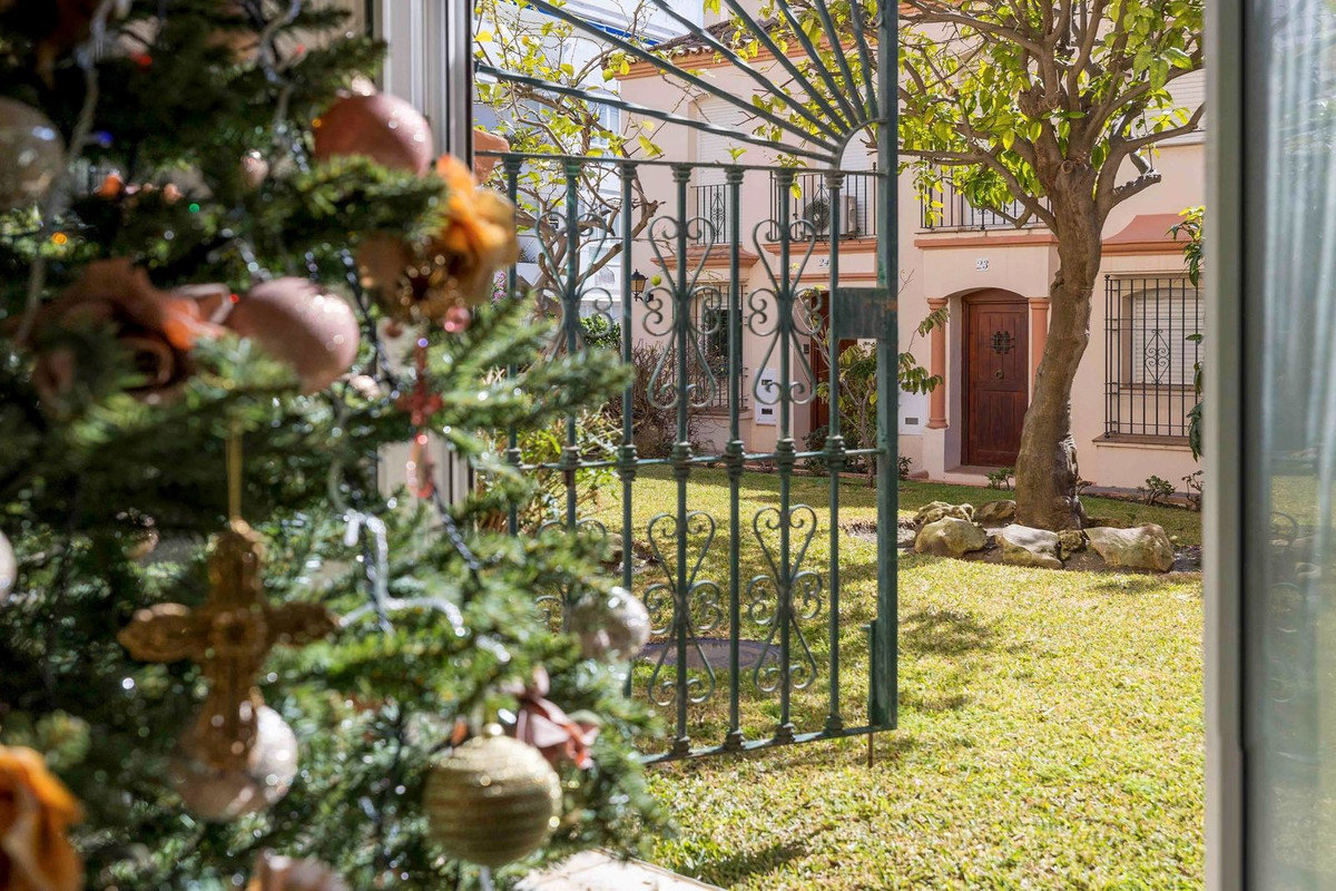 4 Bed Apartment for sale in Estepona Costa Del Sol, Málaga, Spain