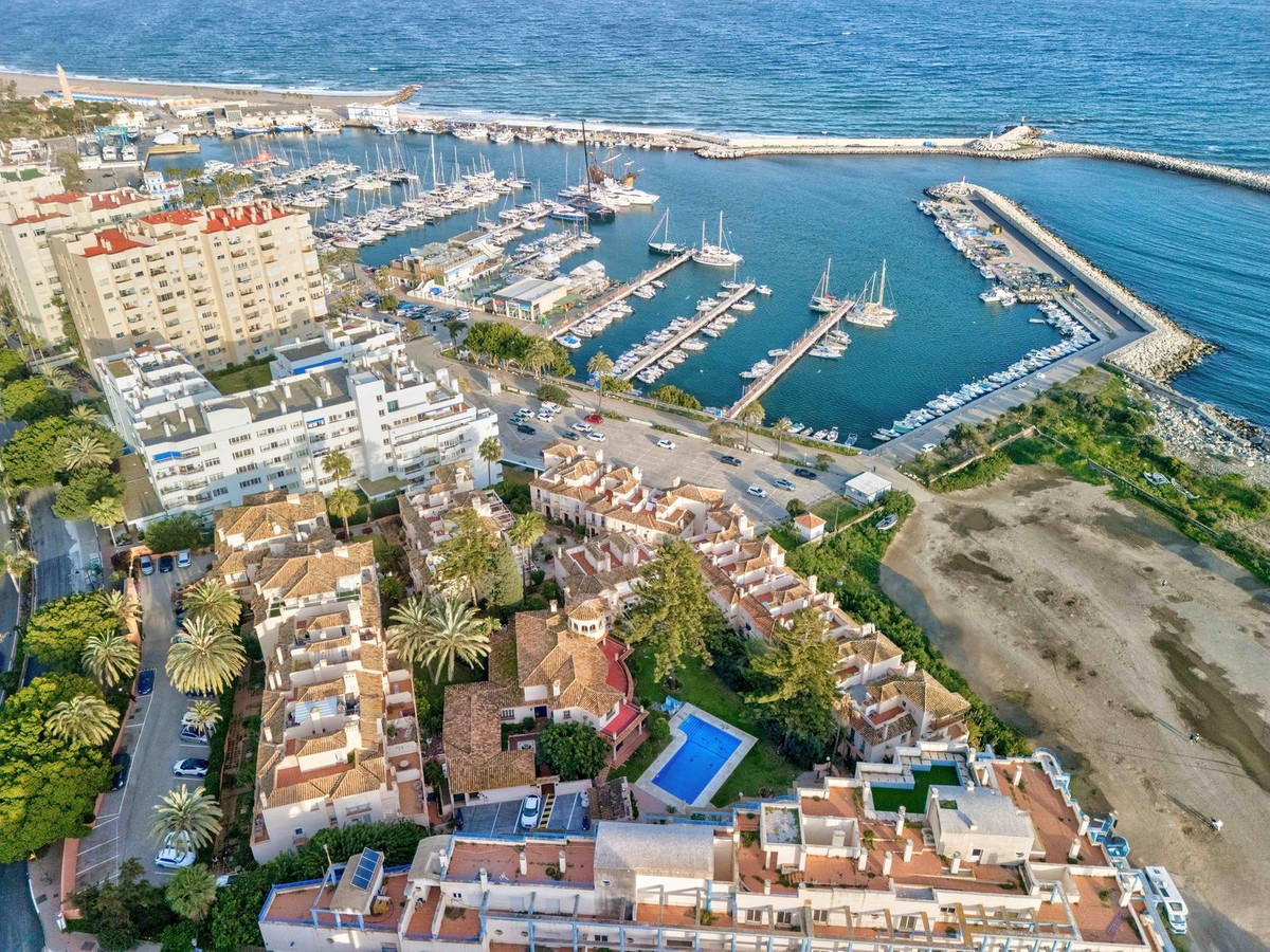 4 Bed Apartment for sale in Estepona Costa Del Sol, Málaga, Spain