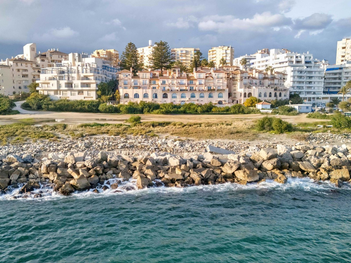 4 Bed Apartment for sale in Estepona Costa Del Sol, Málaga, Spain