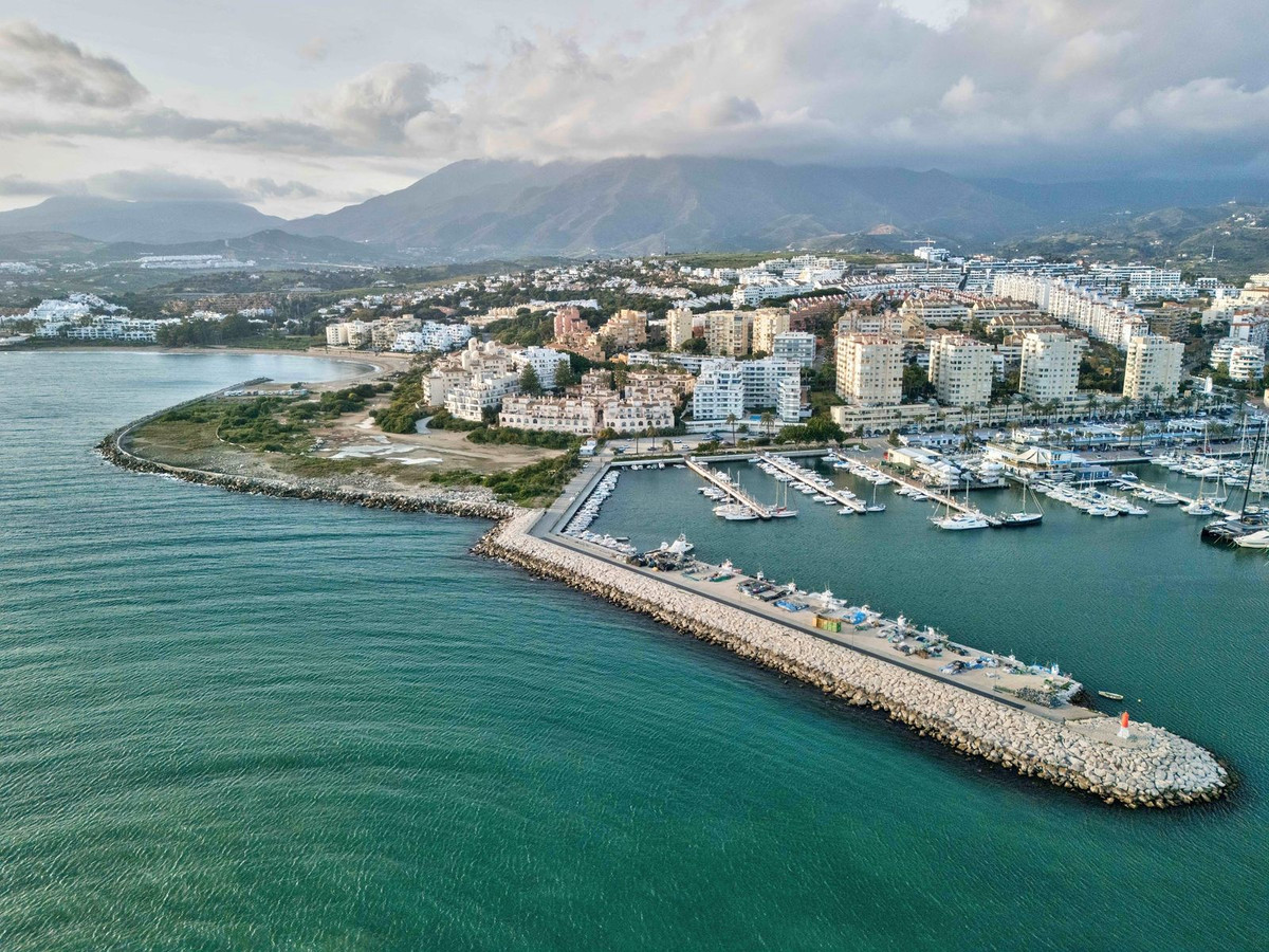 4 Bed Apartment for sale in Estepona Costa Del Sol, Málaga, Spain