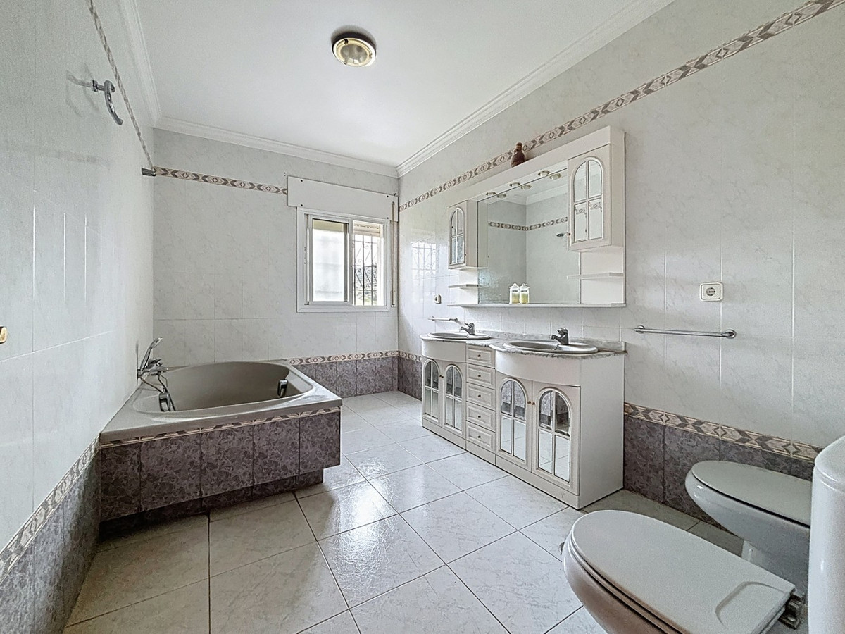 Se vende Villa - Chalet de 3 dormitorios en Costa Del Sol East, Málaga, España