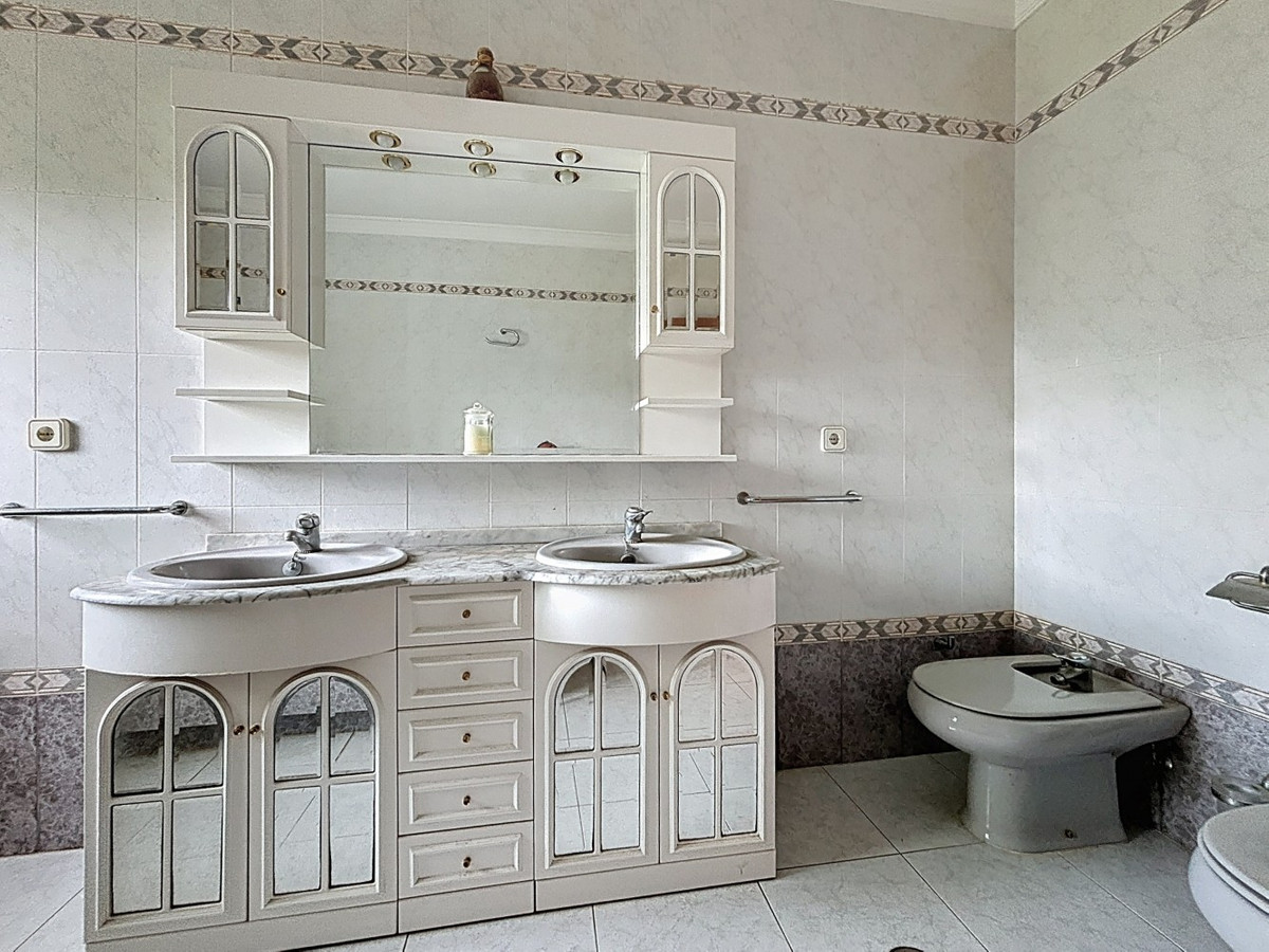 Se vende Villa - Chalet de 3 dormitorios en Costa Del Sol East, Málaga, España