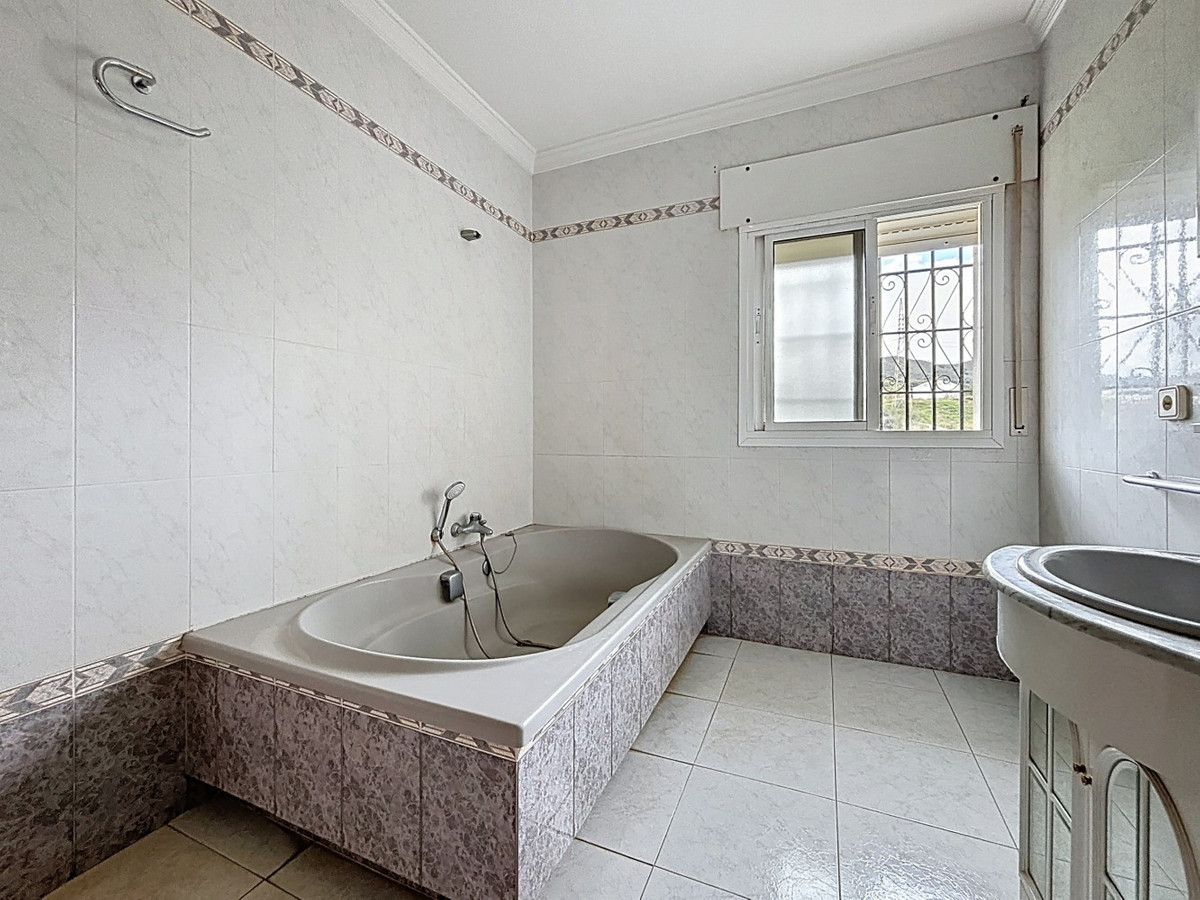 Se vende Villa - Chalet de 3 dormitorios en Costa Del Sol East, Málaga, España