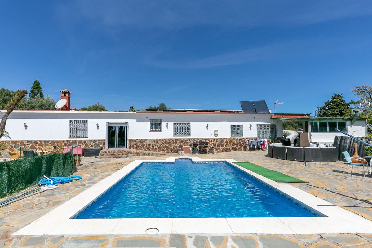 10 Bed Townhouse for sale in Estepona Costa Del Sol, Málaga, Spain
