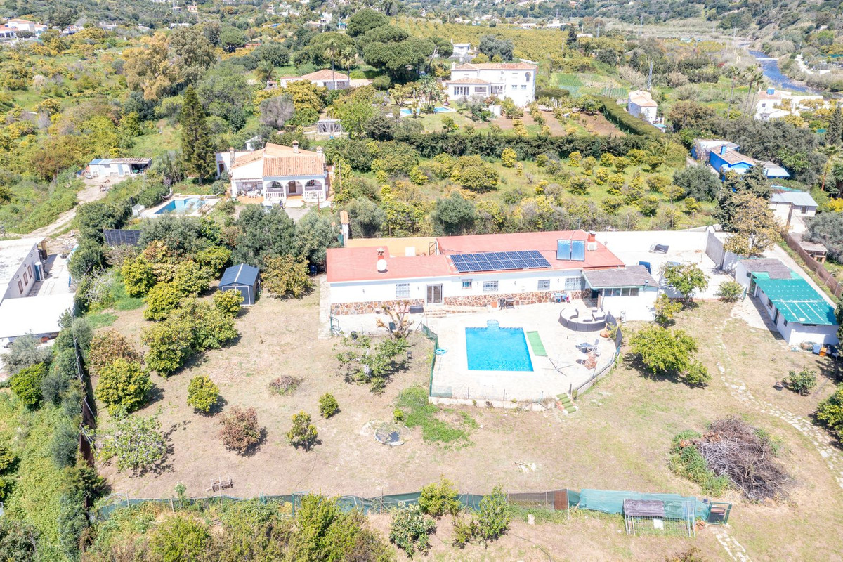 10 Bed Townhouse for sale in Estepona Costa Del Sol, Málaga, Spain