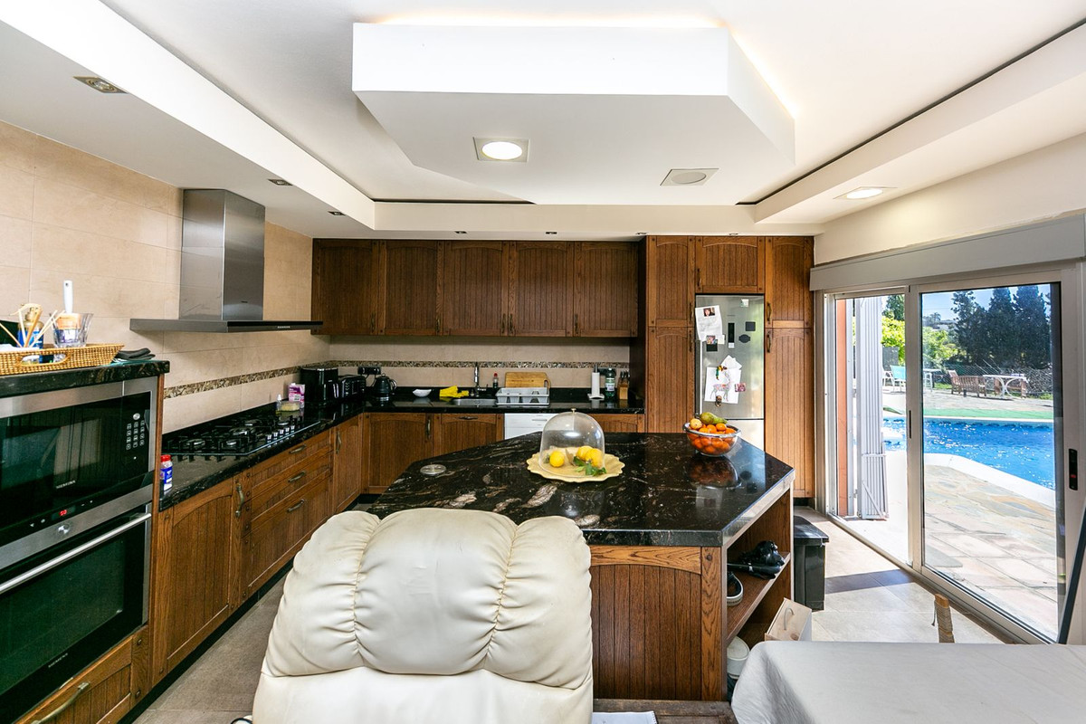 10 Bed Townhouse for sale in Estepona Costa Del Sol, Málaga, Spain