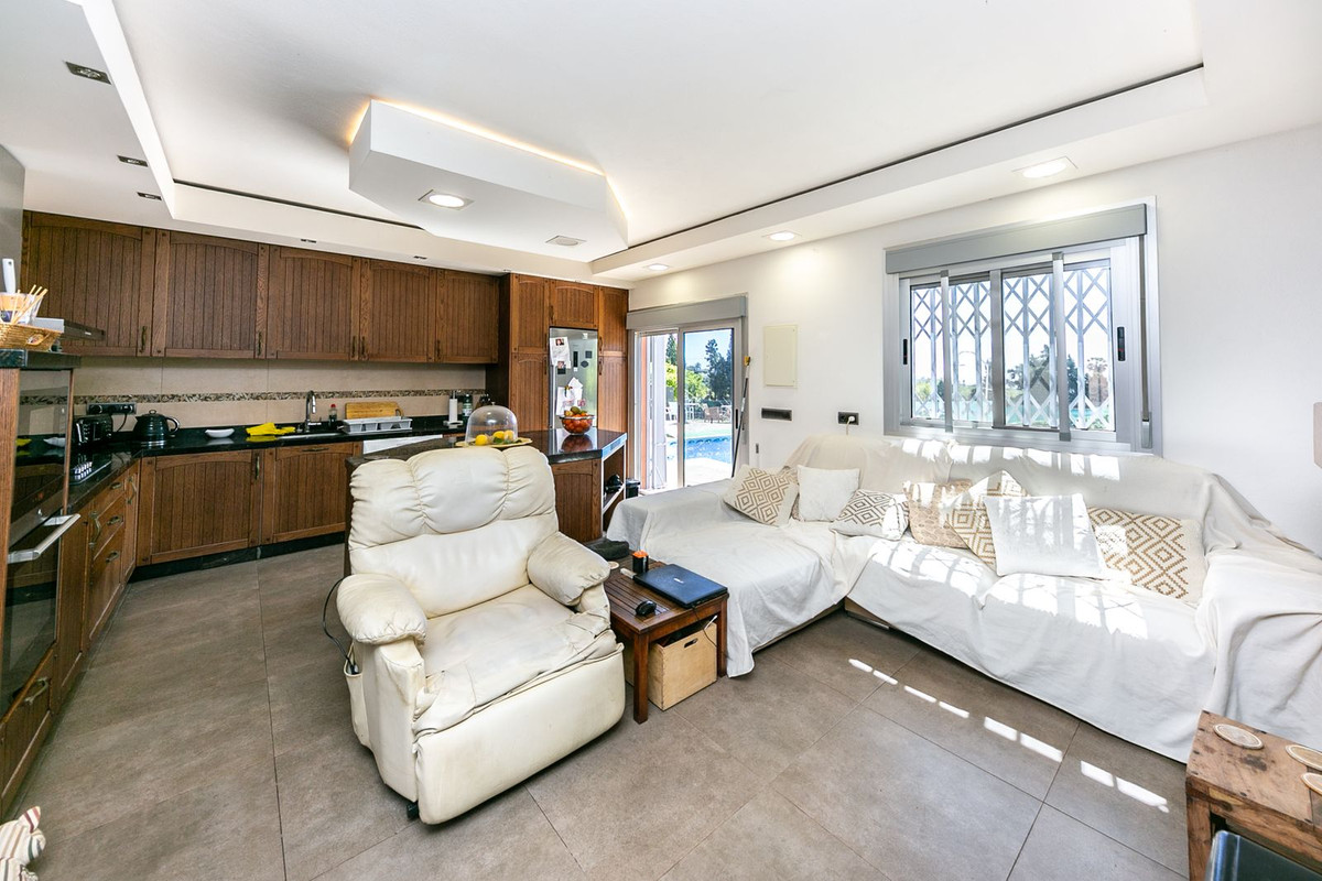 10 Bed Townhouse for sale in Estepona Costa Del Sol, Málaga, Spain