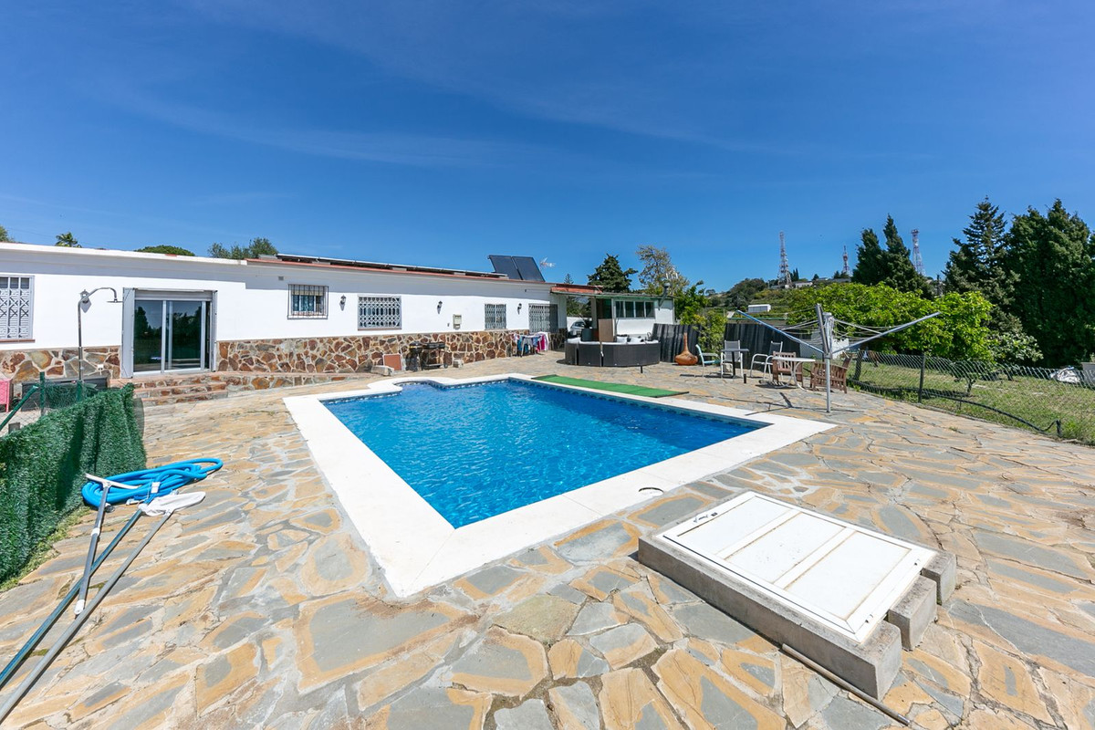 10 Bed Townhouse for sale in Estepona Costa Del Sol, Málaga, Spain