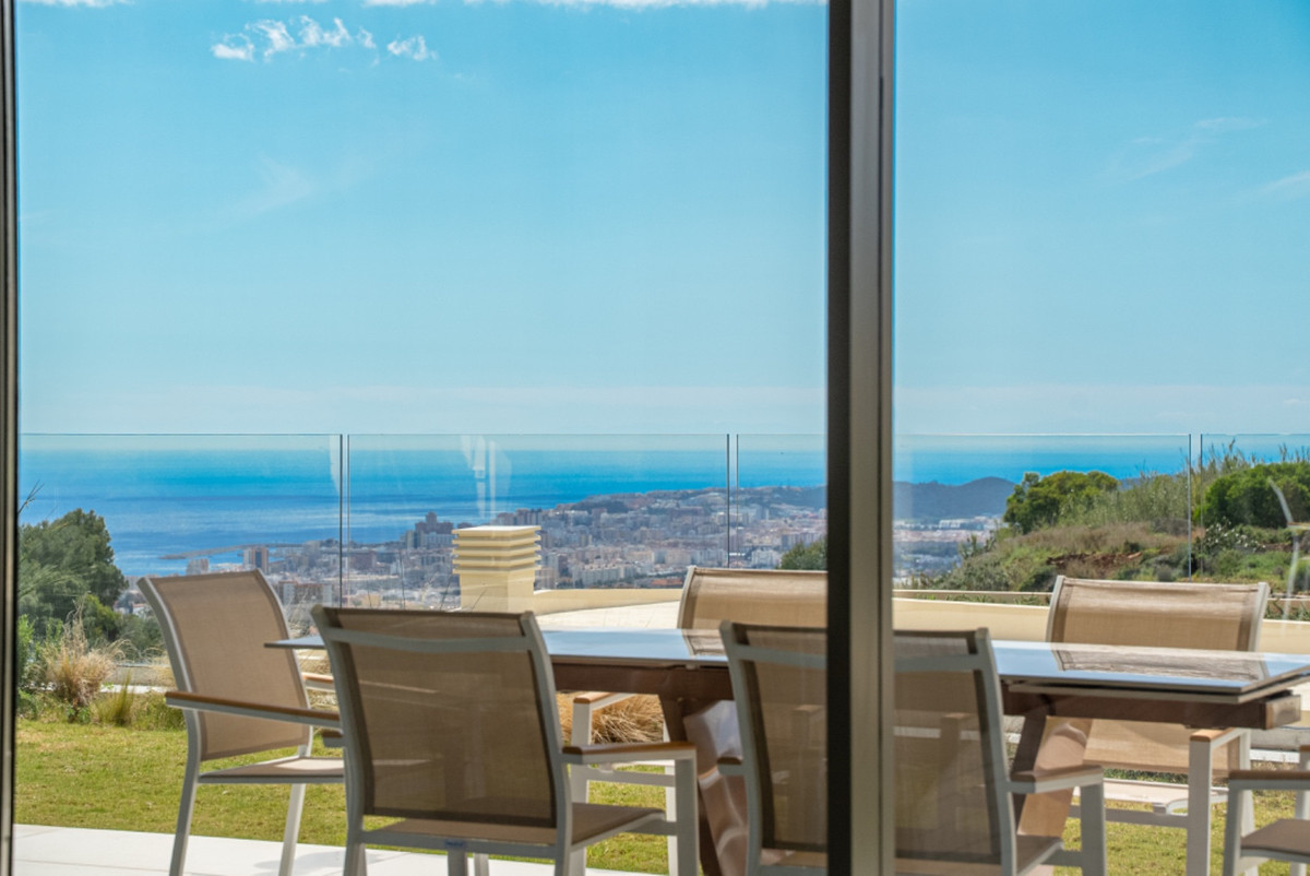 3 Bed Apartment for sale in Fuengirola Costa Del Sol, Málaga, Spain